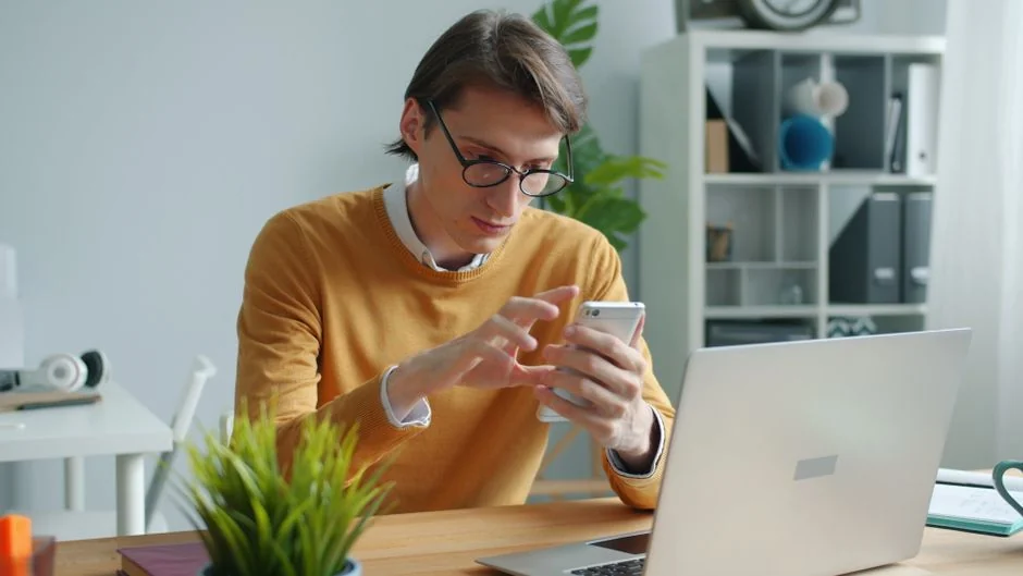 Des surligneurs lumineux posés sur une note de contenu généré par les utilisateurs, sur un bureau en bois.